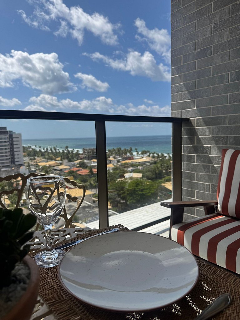 Linda vista para o mar e piscina na cobertura