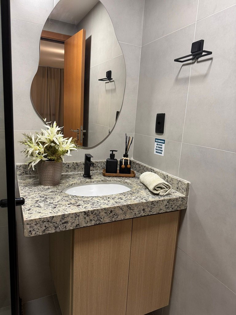 Studio moderno e elegante com vista para o mar