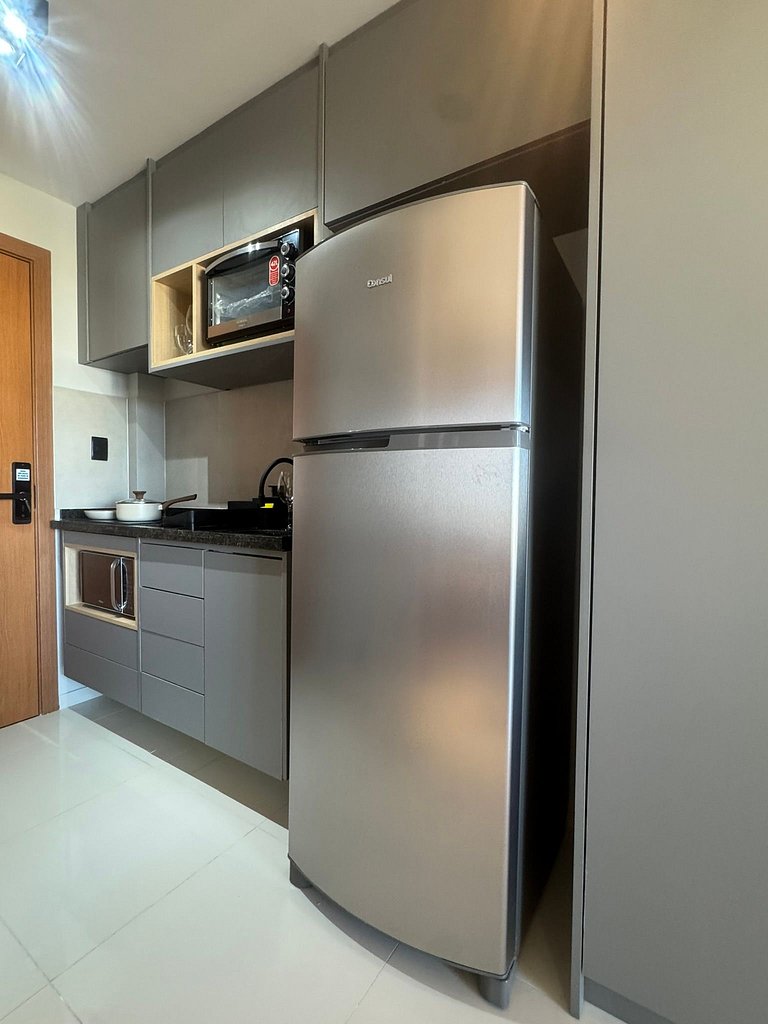 Studio moderno e elegante com vista para o mar