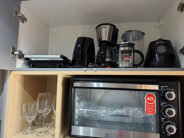 Studio moderno e elegante com vista para o mar