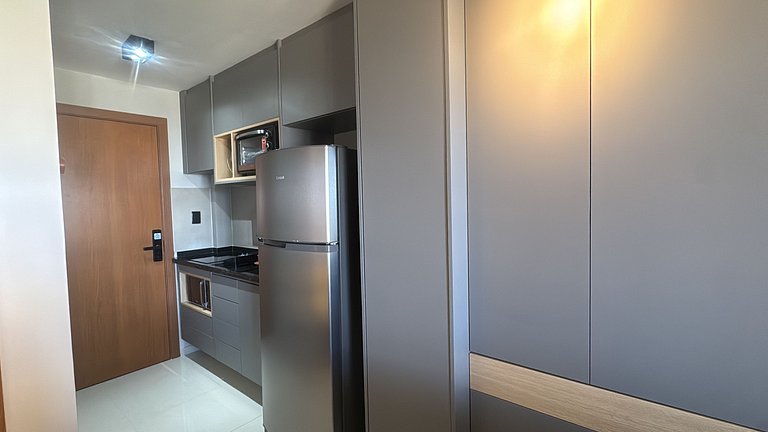 Studio moderno e elegante com vista para o mar