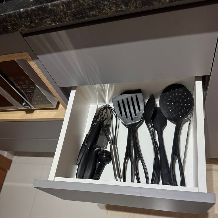 Studio moderno e elegante com vista para o mar