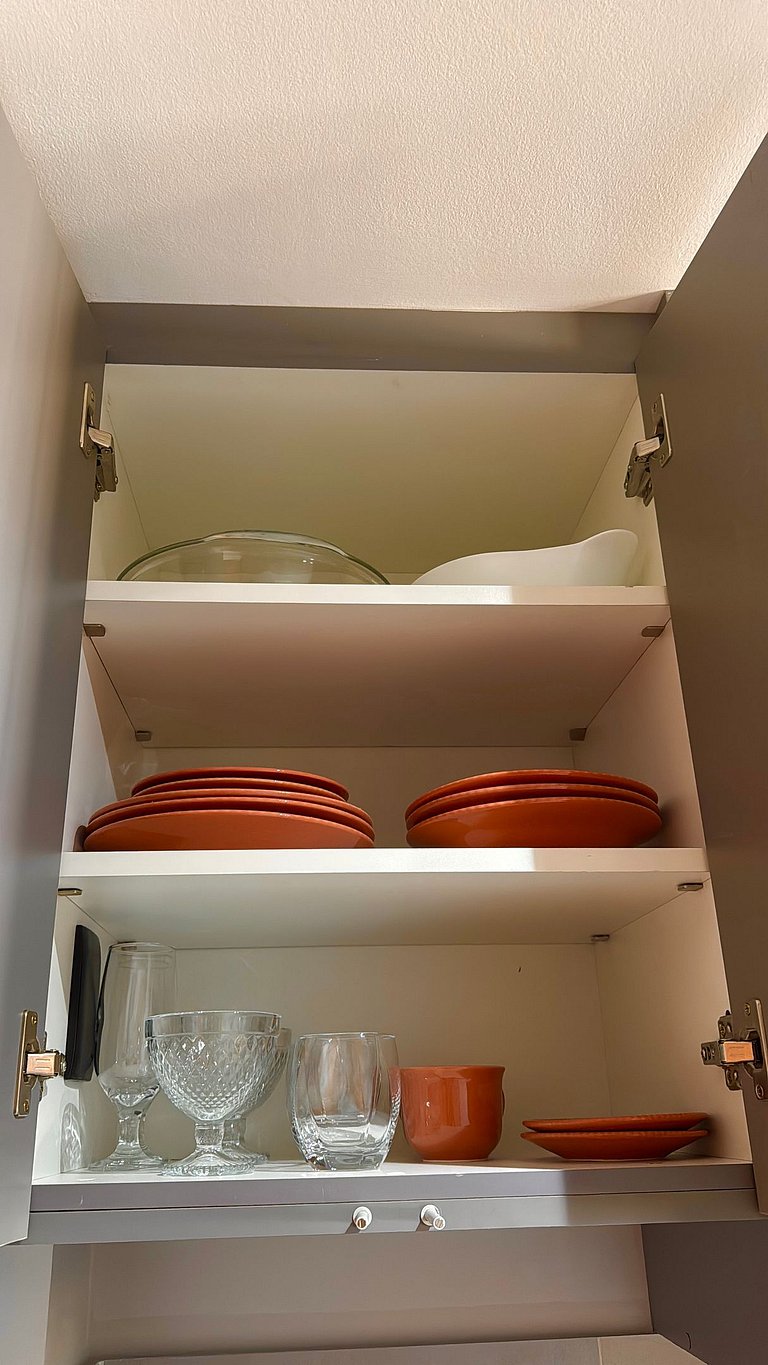 Studio moderno e elegante com vista para o mar