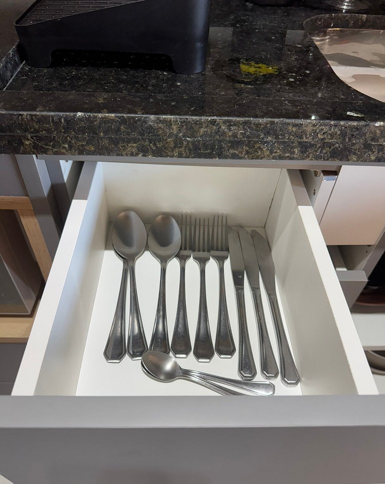 Studio moderno e elegante com vista para o mar