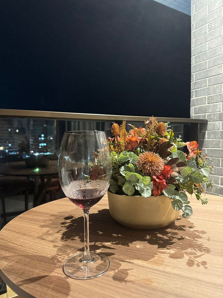 Studio moderno e elegante com vista para o mar