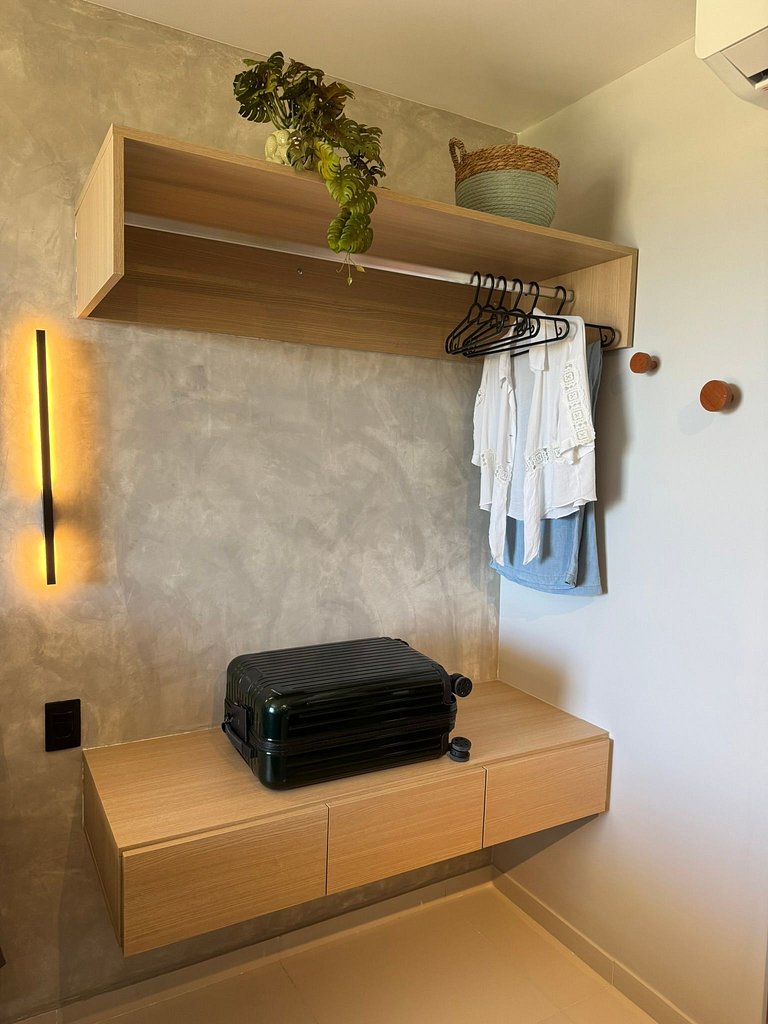 Studio moderno e elegante com vista para o mar