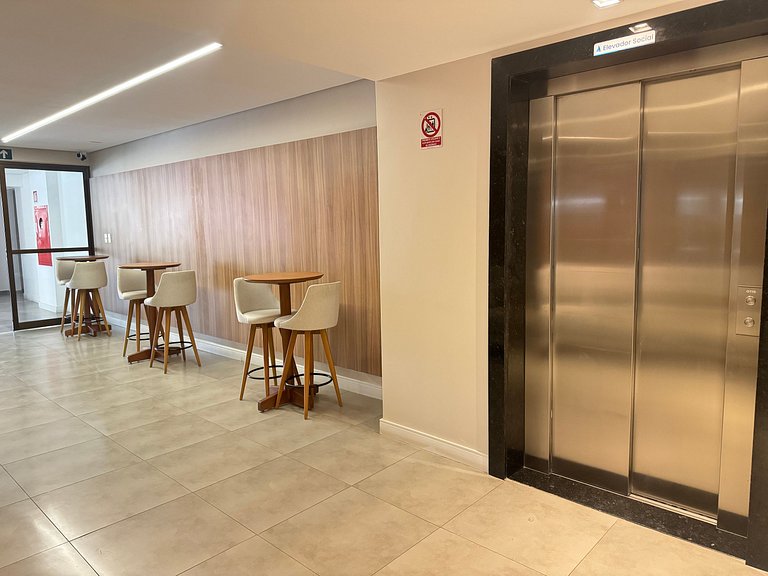 Studio moderno e elegante com vista para o mar