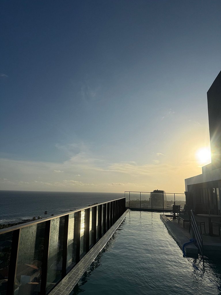 Linda vista para o mar e piscina na cobertura